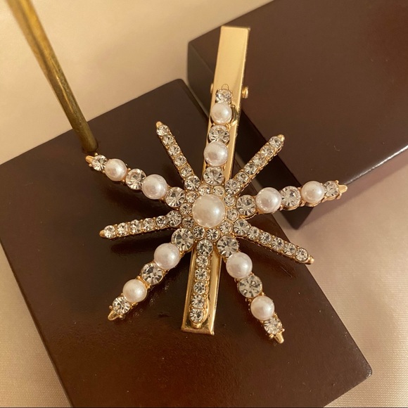 Snowflake Pearls Golden Hair Clip - Picture 2 of 5